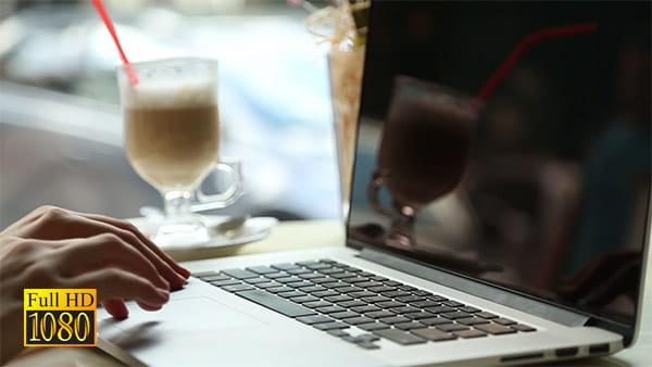 فوتیج ویدیویی تایپ کردن با لپ تاپ