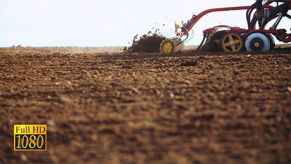 فیلم شخم زدن تراکتور در زمین کشاورزی