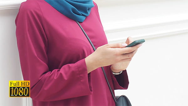 ﻿فوتیج ویدیویی خانم با حجاب و کار با موبایل