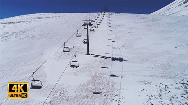 فیلم هوایی تله کابین در کوهستان برفی