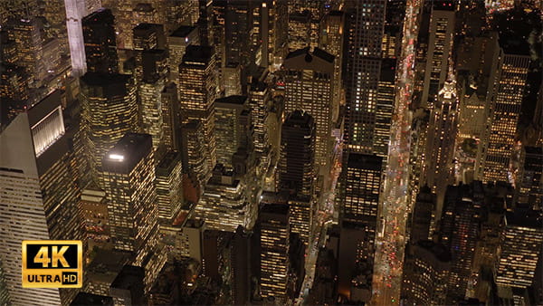 فیلم هوایی از شهر و ساختمان های مدرن در شب